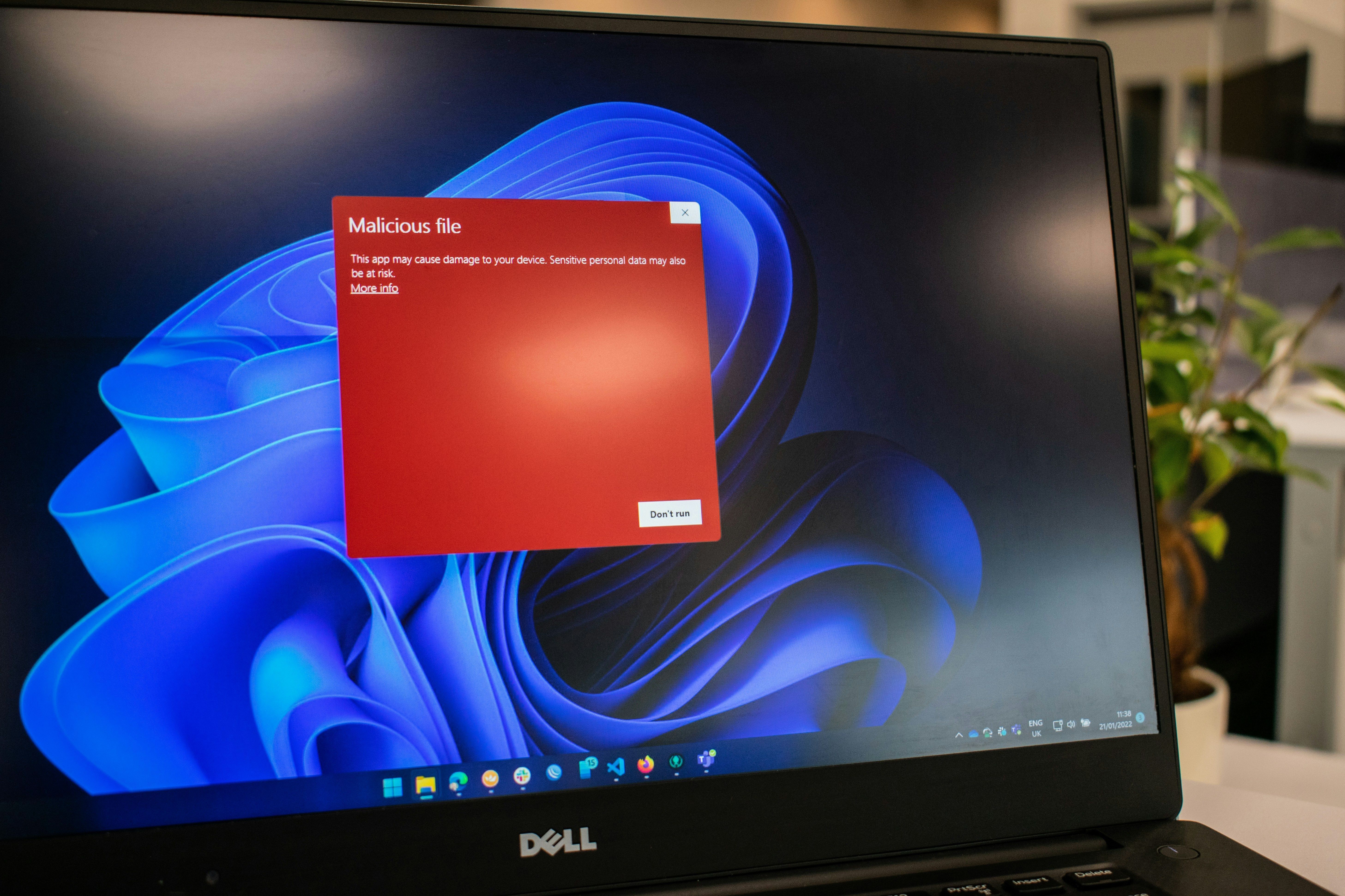 Se você não estiver conseguindo remover o vírus, uma das soluções é formatar o PC ou celular • Ed Hardie/Unsplash