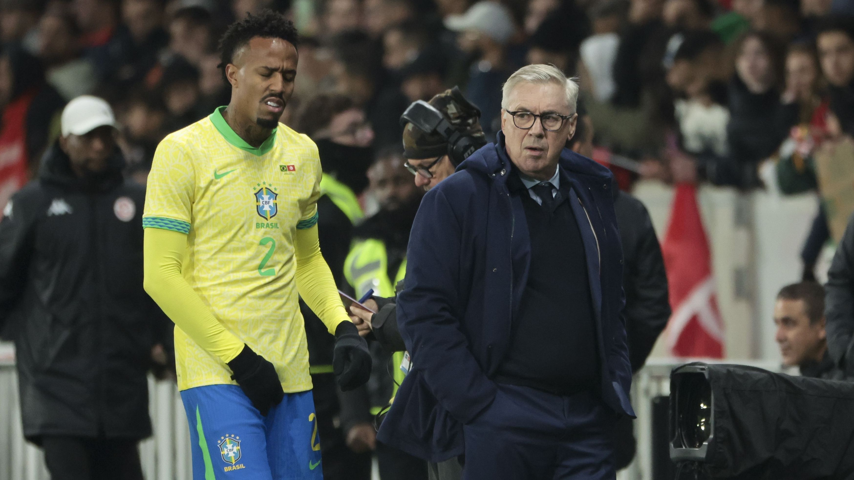 Éder Militão deixa o gramado no empate contra a Tunísia