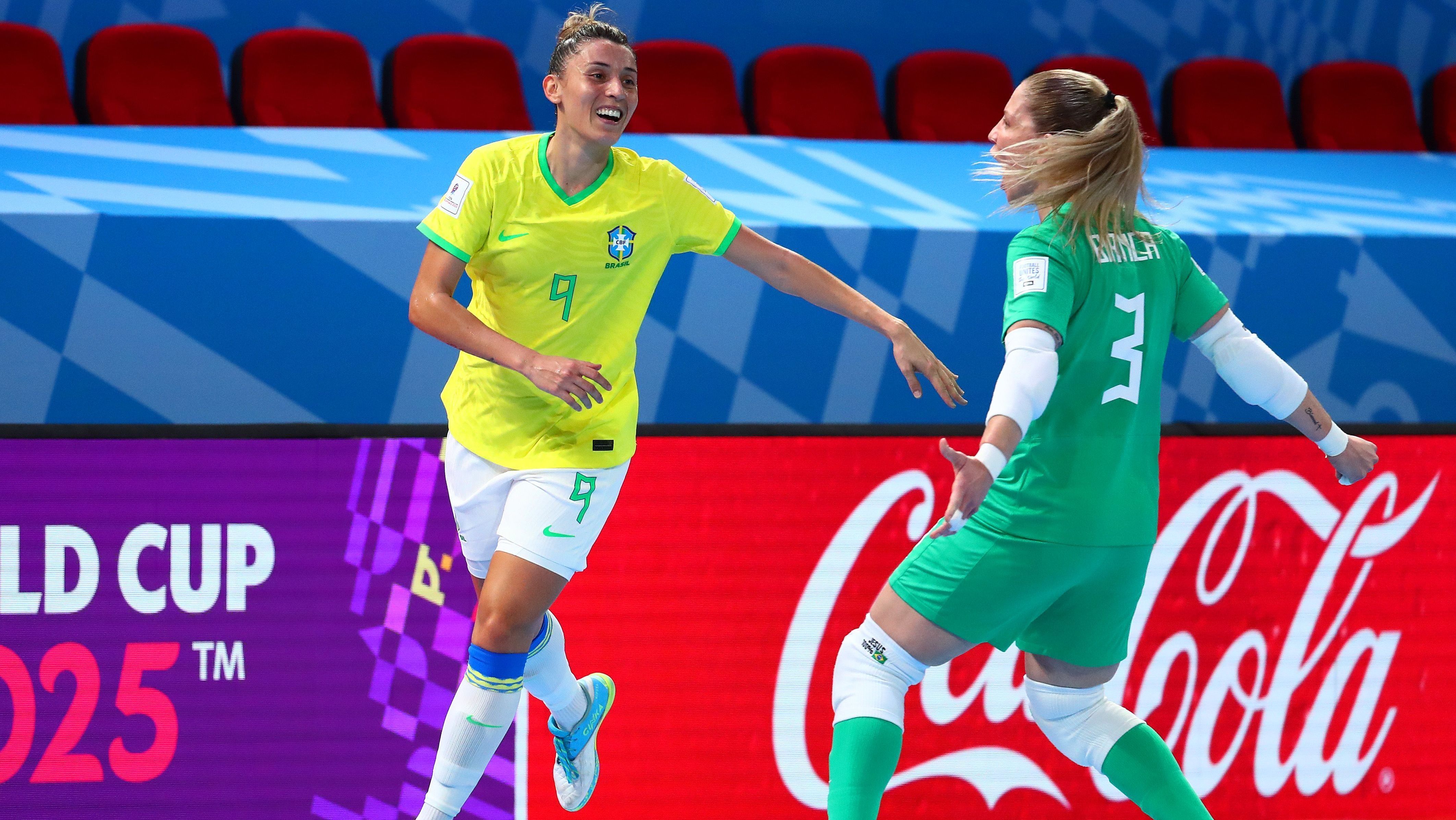 Emilly marcou mais um gol na Copa do Mundo de Futsal • Foto: Ezra Acayan - FIFA/FIFA via Getty Images