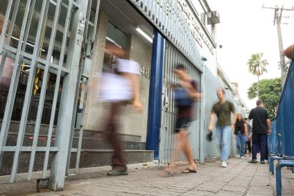 Estudantes aguardam abertura dos portões no segundo dia do Enem 2025, no Cefet Maracanã, no Rio de Janeiro