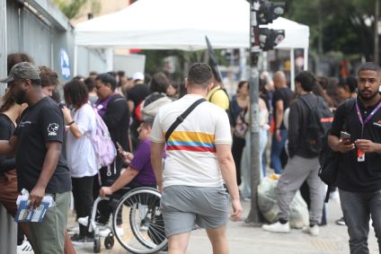 Estudantes correm para não perder o segundo dia de prova do Enem 2025, antes do fechamento dos portões da FMU da Liberdade, em São Paulo