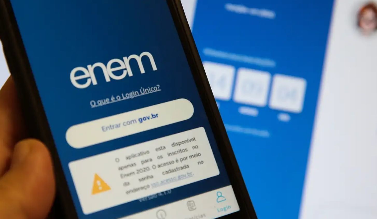 Celular aberto na página do Enem