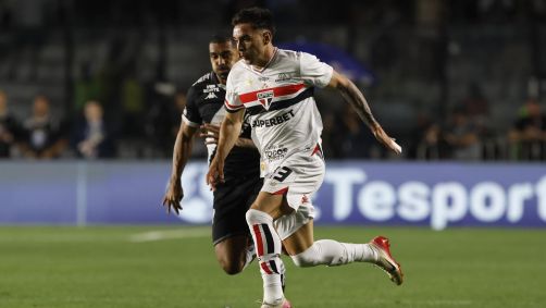 Enzo Díaz disputa jogada contra Paulo Henrique em jogo do Brasileirão