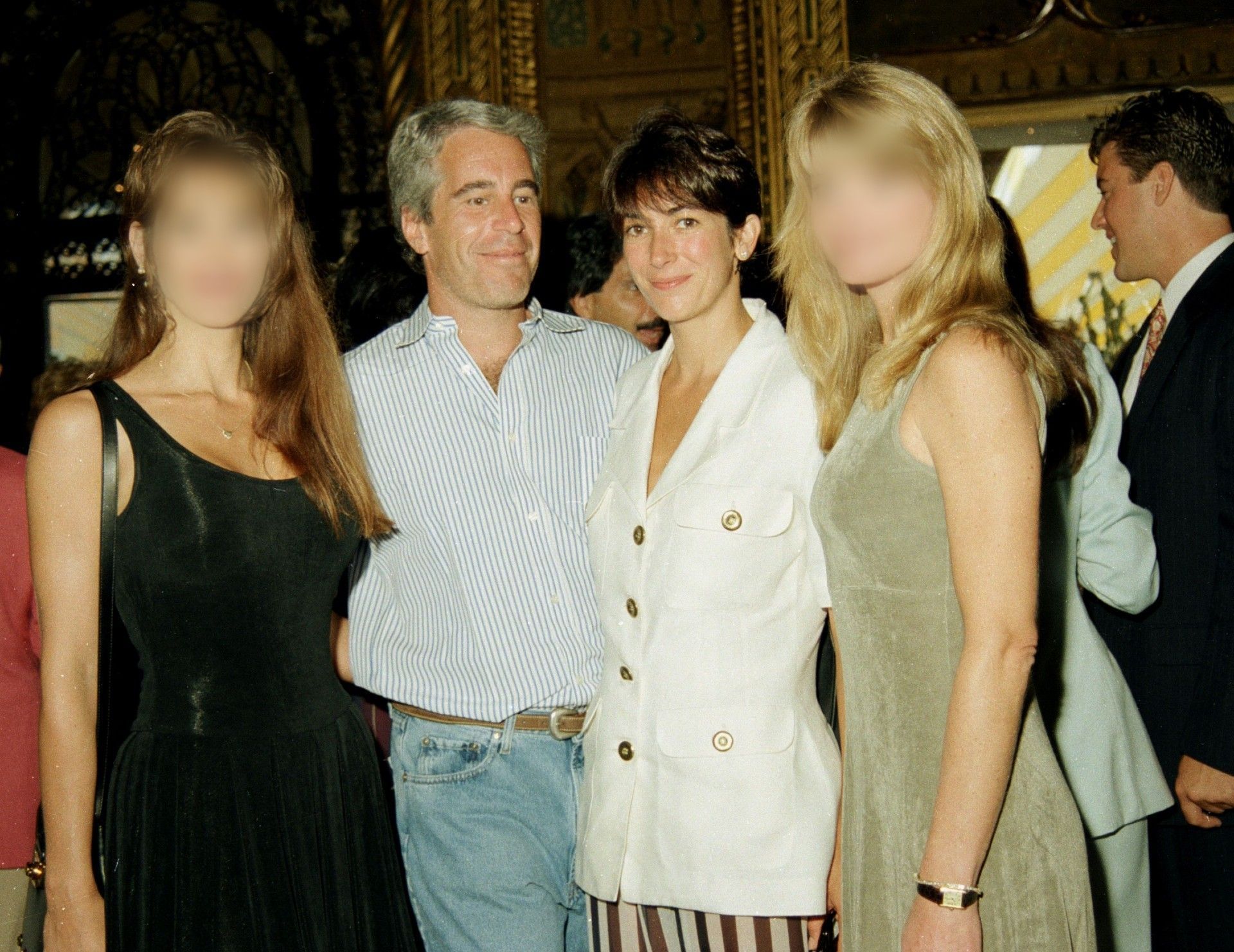 Epstein e Maxwell junto de duas convidadas em Mar-a-Lago • Davidoff Studios/Getty Images