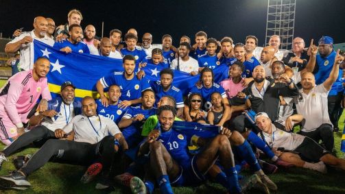 Jogadores e a comissão técnica de Curaçao comemorando a classificação para a Copa do Mundo de 2026