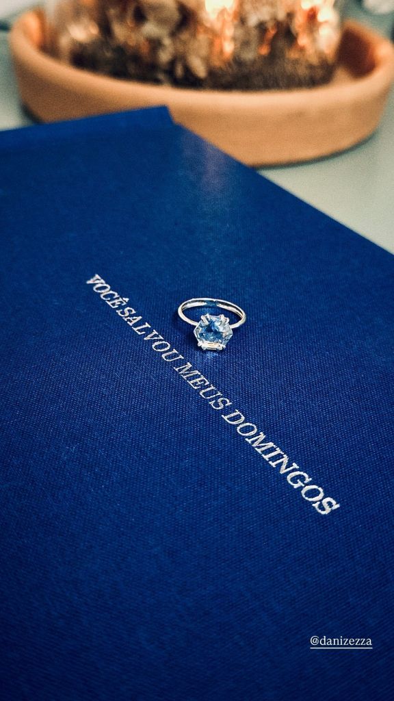 Erika Hilton mostra seu anel de noivado