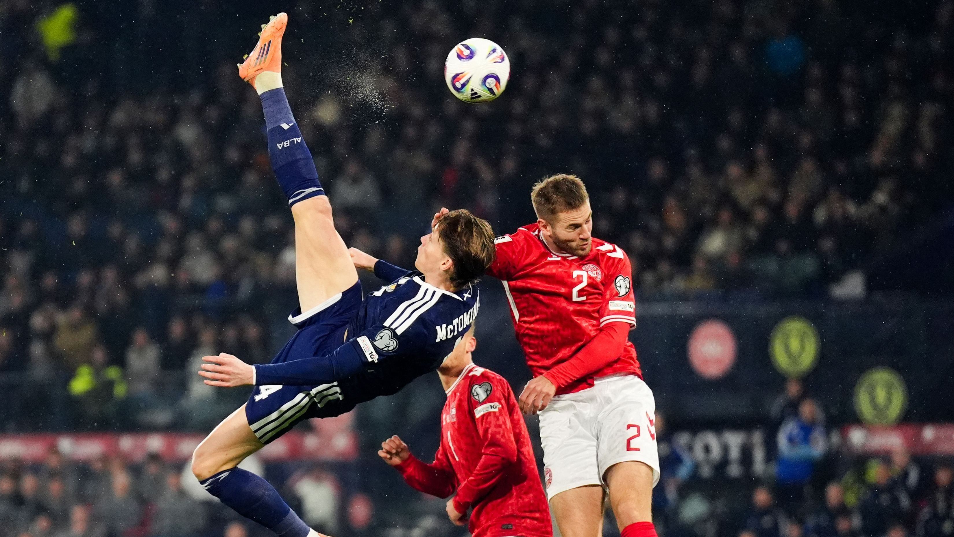 Momento do gol de bicicleta de Scott McTominay em Escócia x Dinamarca