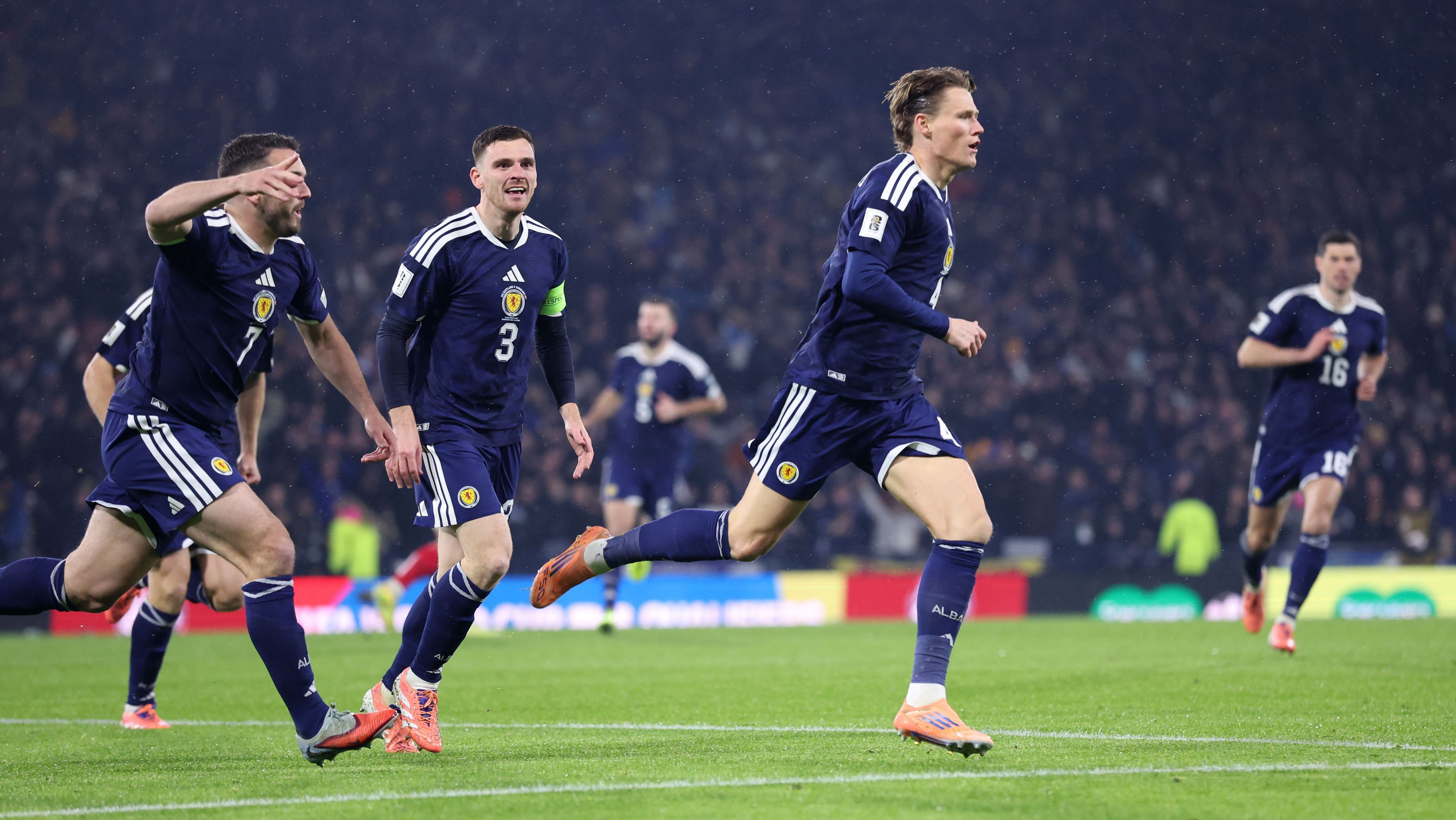 Jogadores da Escócia celebrando o gol marcado sobre a Dinamarca, pelas Eliminatórias da Europa à Copa do Mundo de 2026