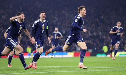 Com golaços, Escócia bate a Dinamarca e volta à Copa após 28 anos