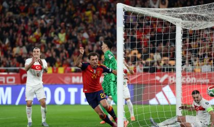Espanha busca empate, garante vaga e manda Turquia para repescagem da Copa