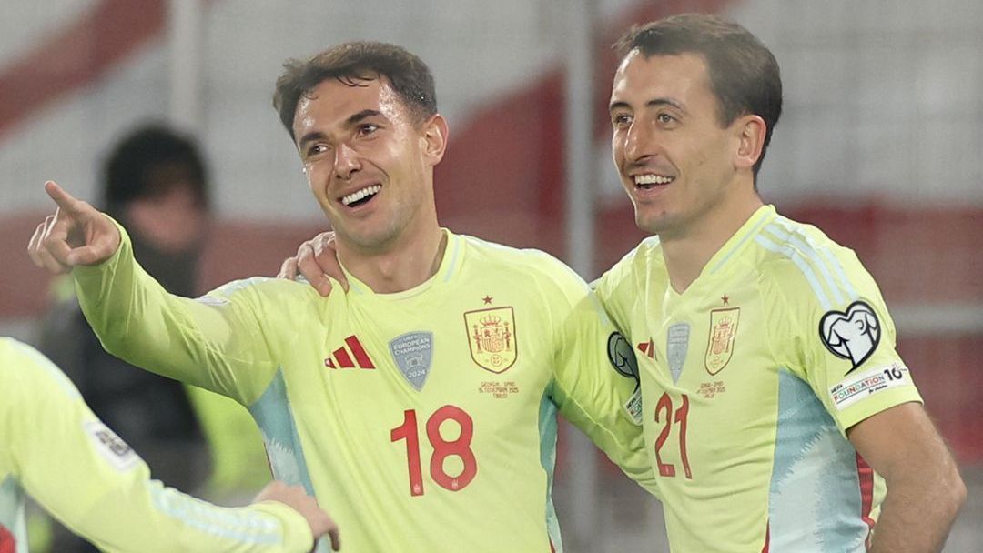 Jogadores da Espanha comemorando a goleada sobre a Geórgia, em partida válida pelas Eliminatórias à Copa do Mundo de 2026