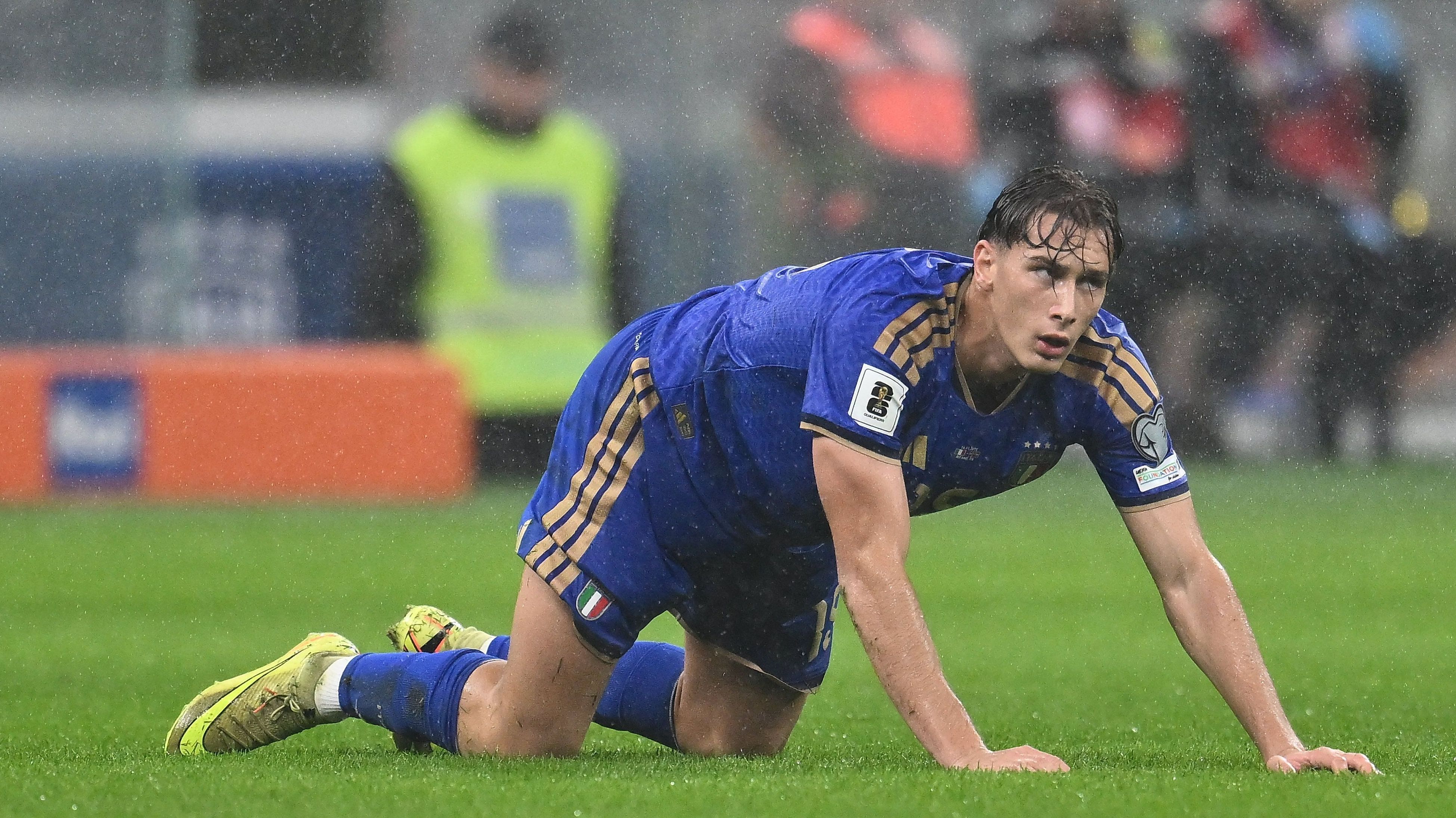 Esposito, da Itália, em duelo contra a Noruega pelas Eliminatórias