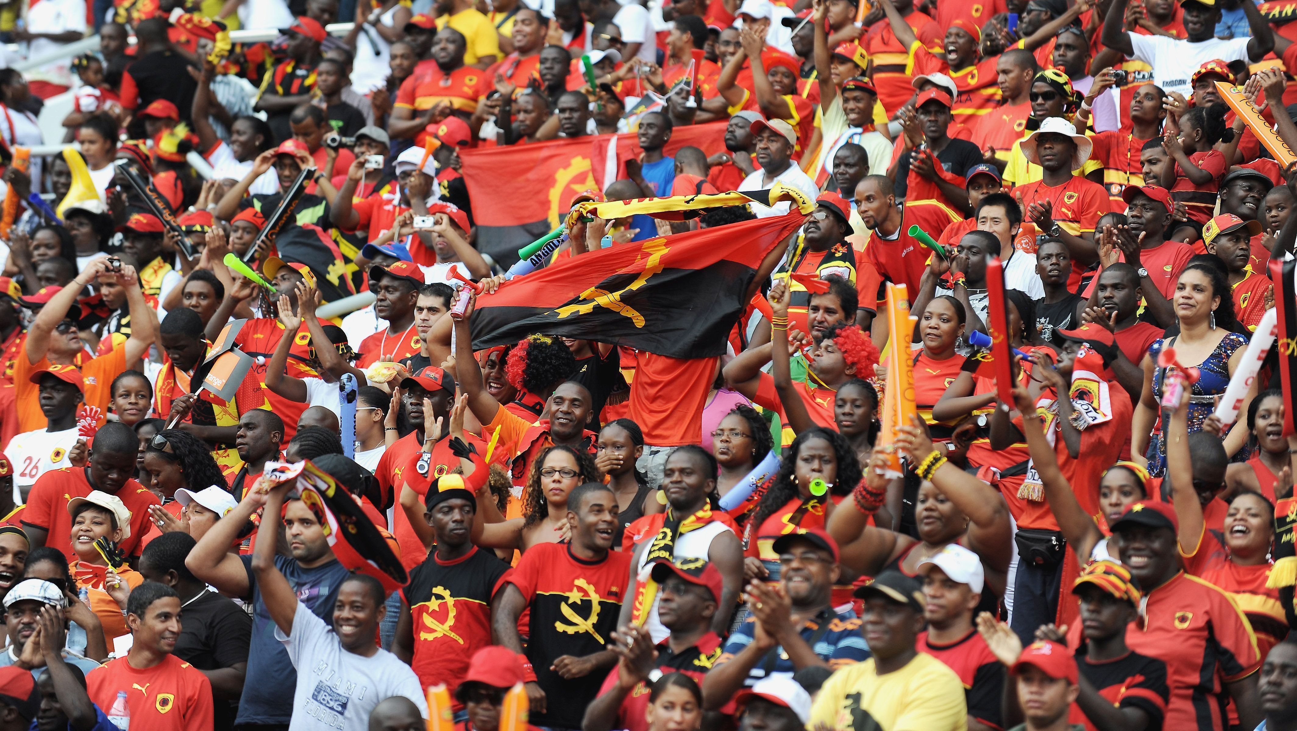 Torcedores de Angola no Estádio 11 de Novembro, que vai receber o amistoso contra a Argentina