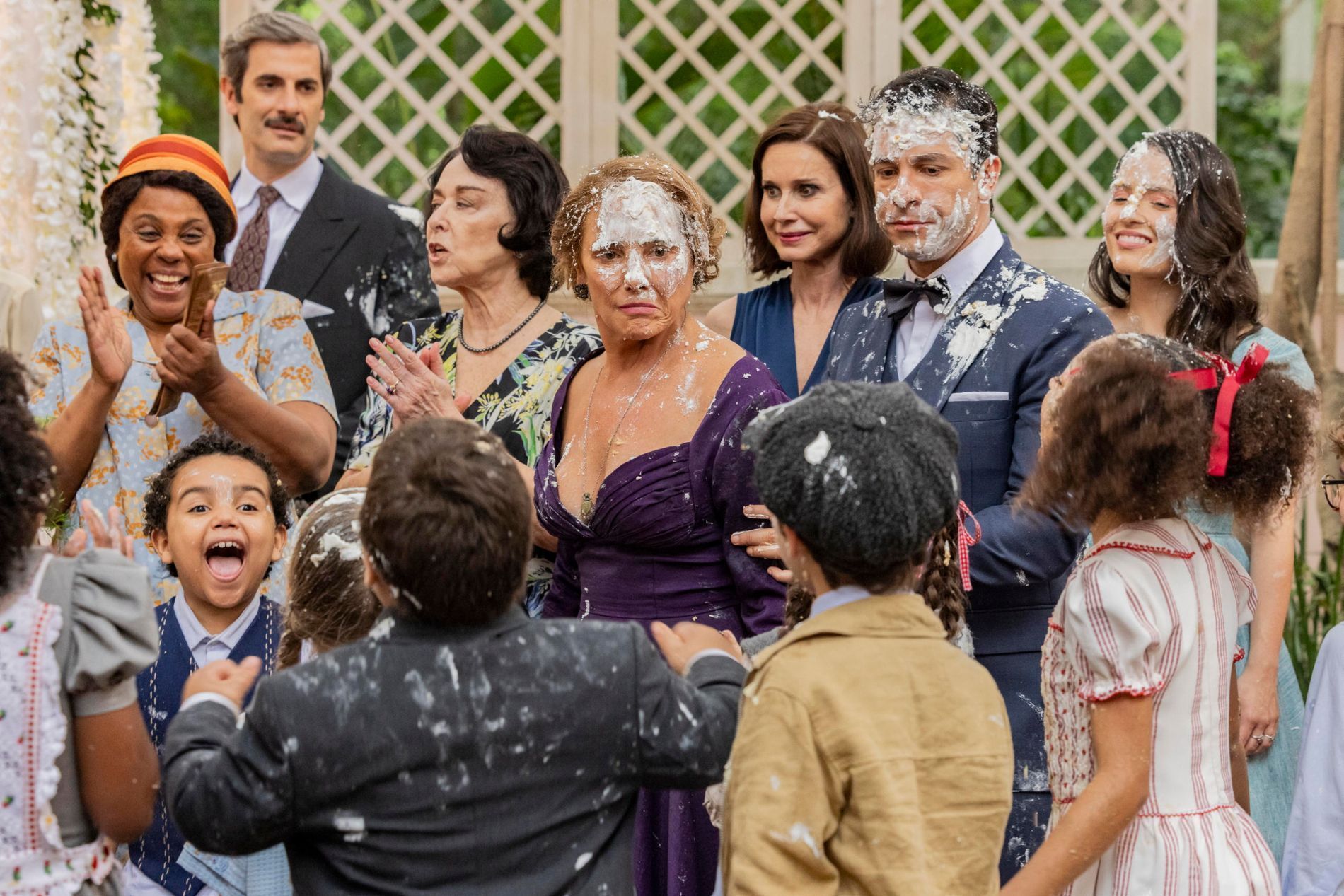 Convidados do casamento de Dita e Candinho em "Êta Mundo Melhor!" ficam sujos de bolo • Fábio Rocha/Globo