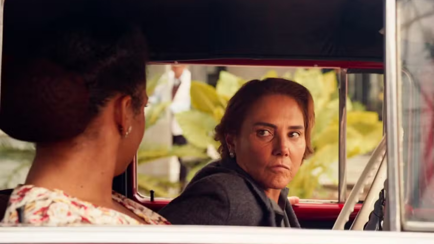 Zulma dirige em alta velocidade e Dita leva a pior em "Êta Mundo Melhor!" • Divulgação/Globo