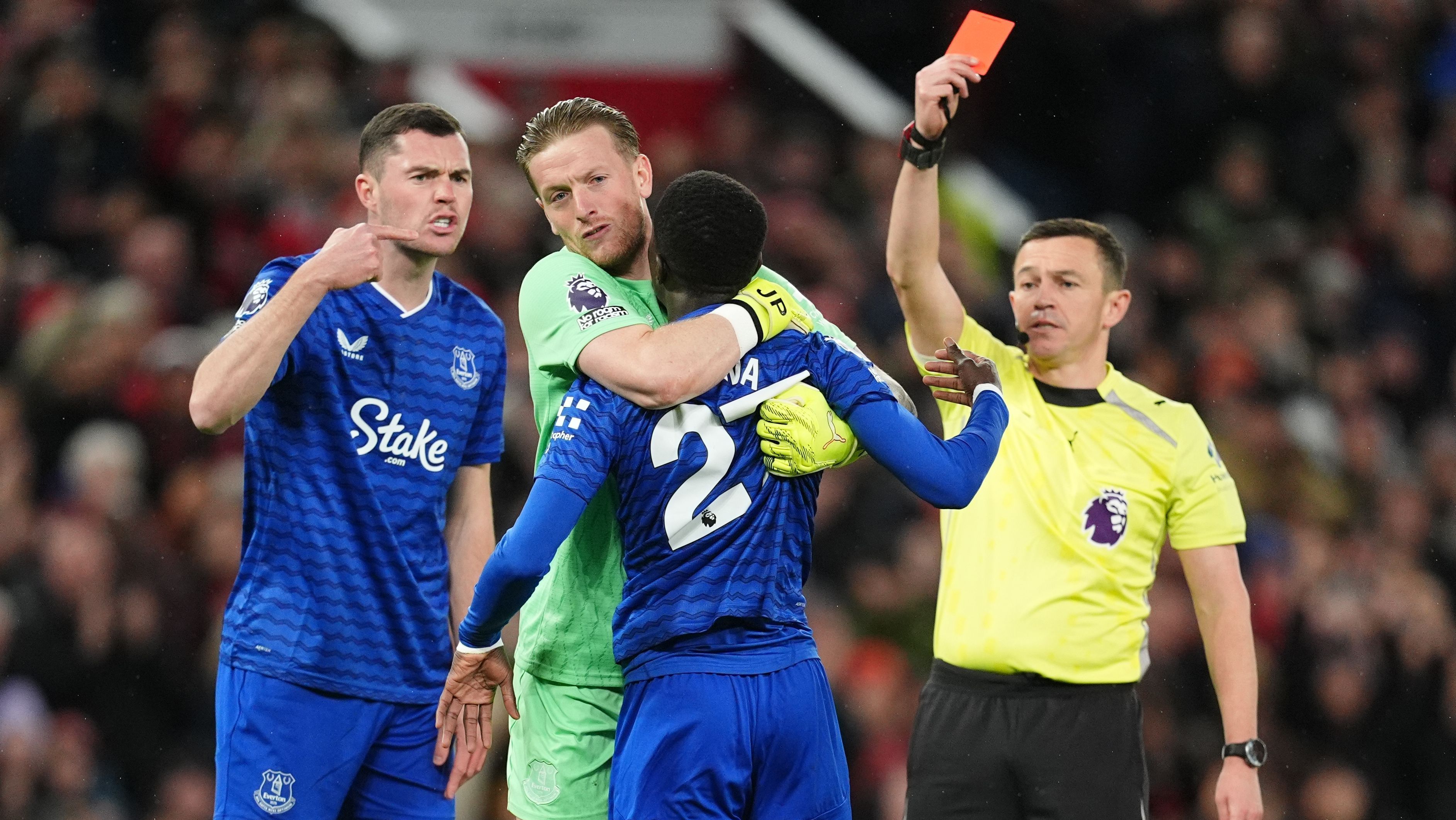 Jogadores do Everton discutindo em partida contra o Manchester United, válida pela 12ª rodada da Premier League