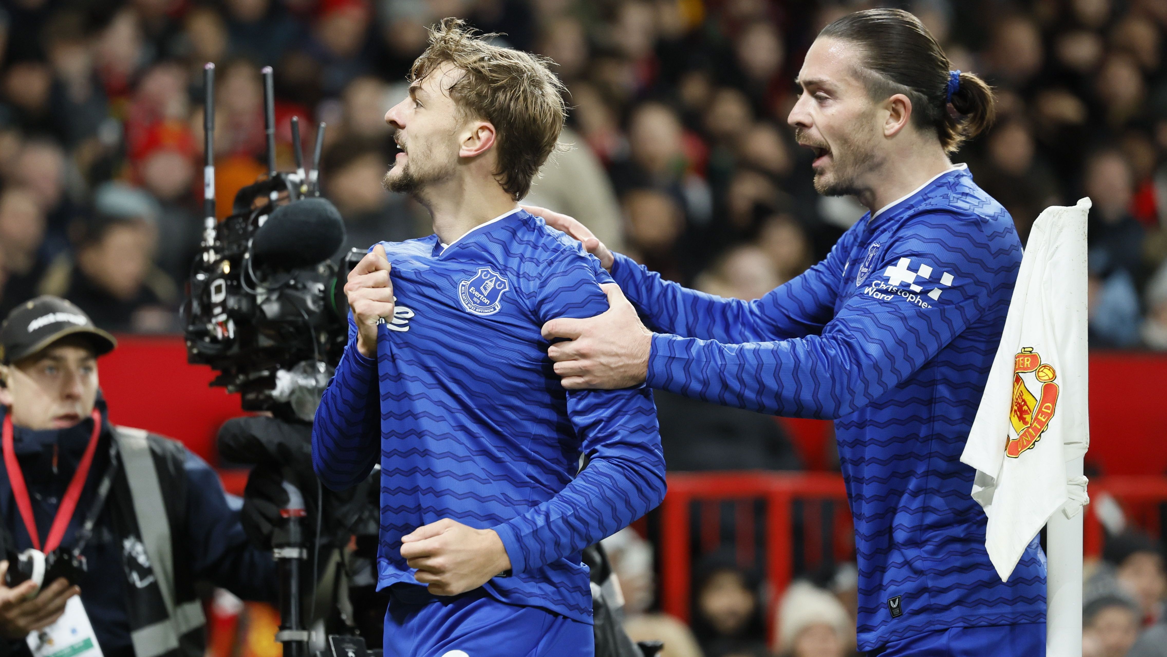 Kiernan Dewsbury-Hall e Jack Grealish, ambos do Everton, comemorando o gol marcado contra o Manchester United, em jogo válido pela 12ª rodada da Premier League