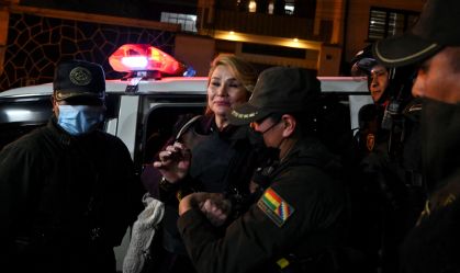 Ex-presidente da Bolívia deixa prisão após quatro anos e meio