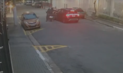 Dupla de moto executa motorista em São Paulo; veja vídeo