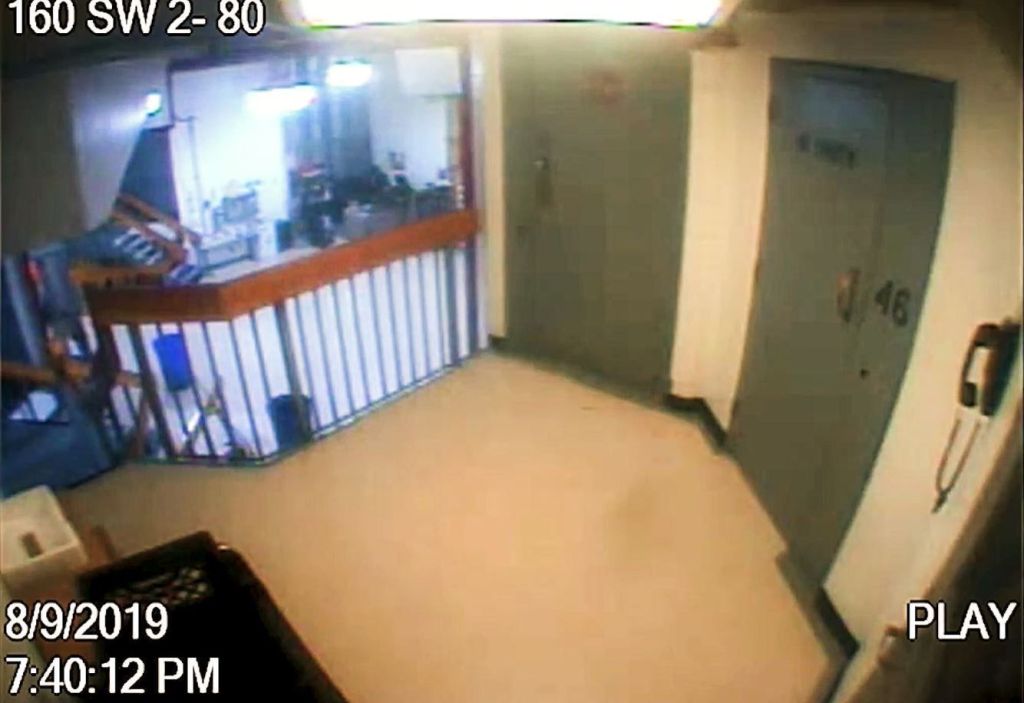 Exterior da cela de Jeffrey Epstein no dia em que ele morreu