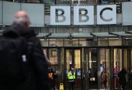 Entenda escândalo que levou à saída de diretor e chefe de jornalismo da BBC