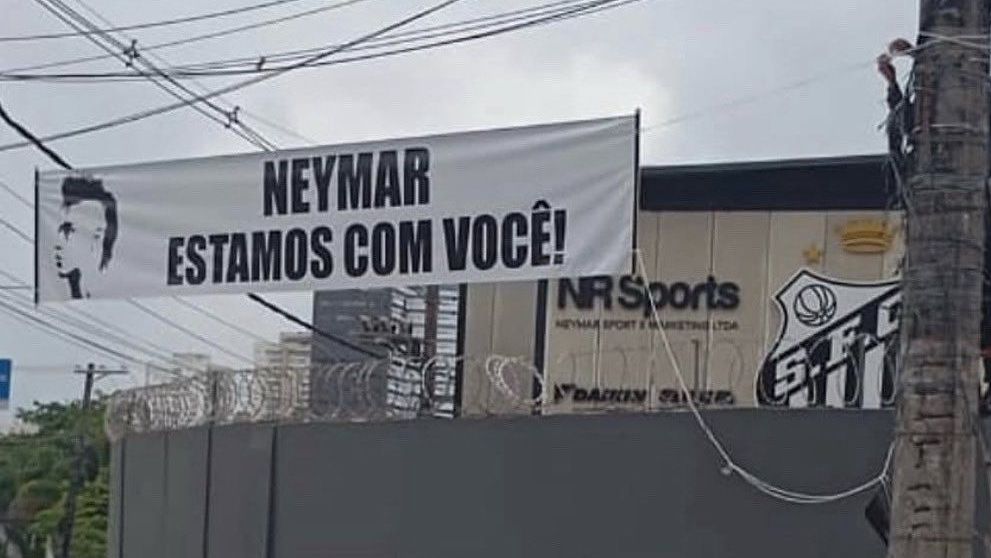 Faixa em apoio a Neymar foi estendida em frente ao CT Rei Pelé
