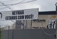 Após cobrança, faixa em apoio a Neymar é estendida em frente a CT do Santos