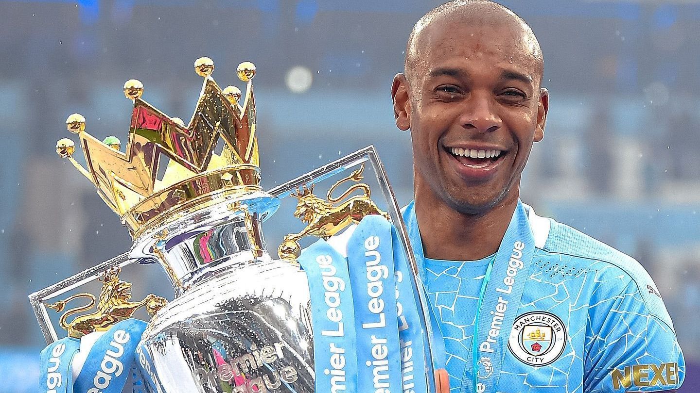 Ídolo do Athletico-PR e do City, Fernandinho se aposenta: 