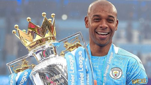 Fernandinho com a taça de campeão da Premier League quando defendia o Manchester City