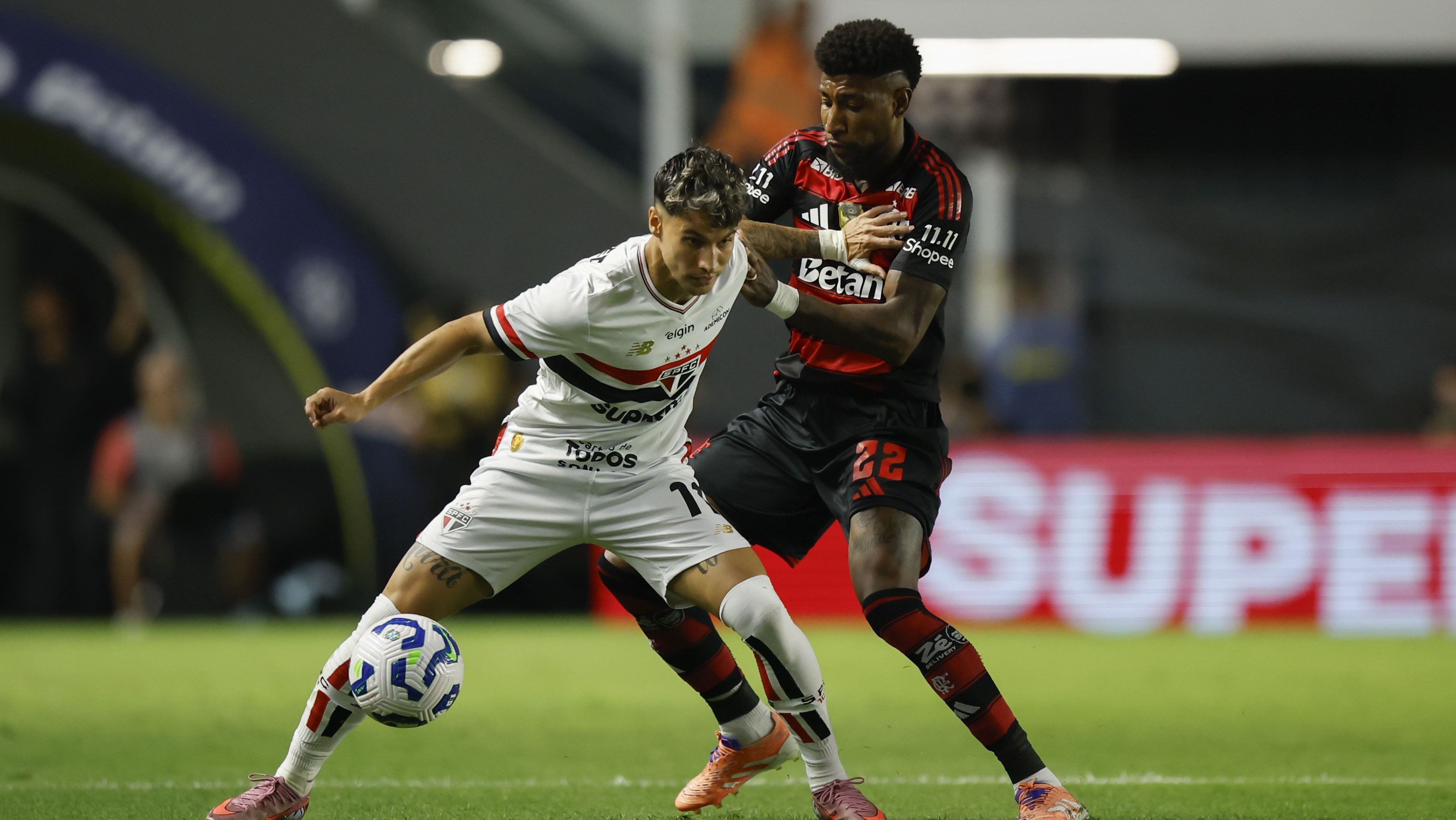 Ferreirinha, do São Paulo, em campo no duelo contra o Flamengo, pelo Brasileirão