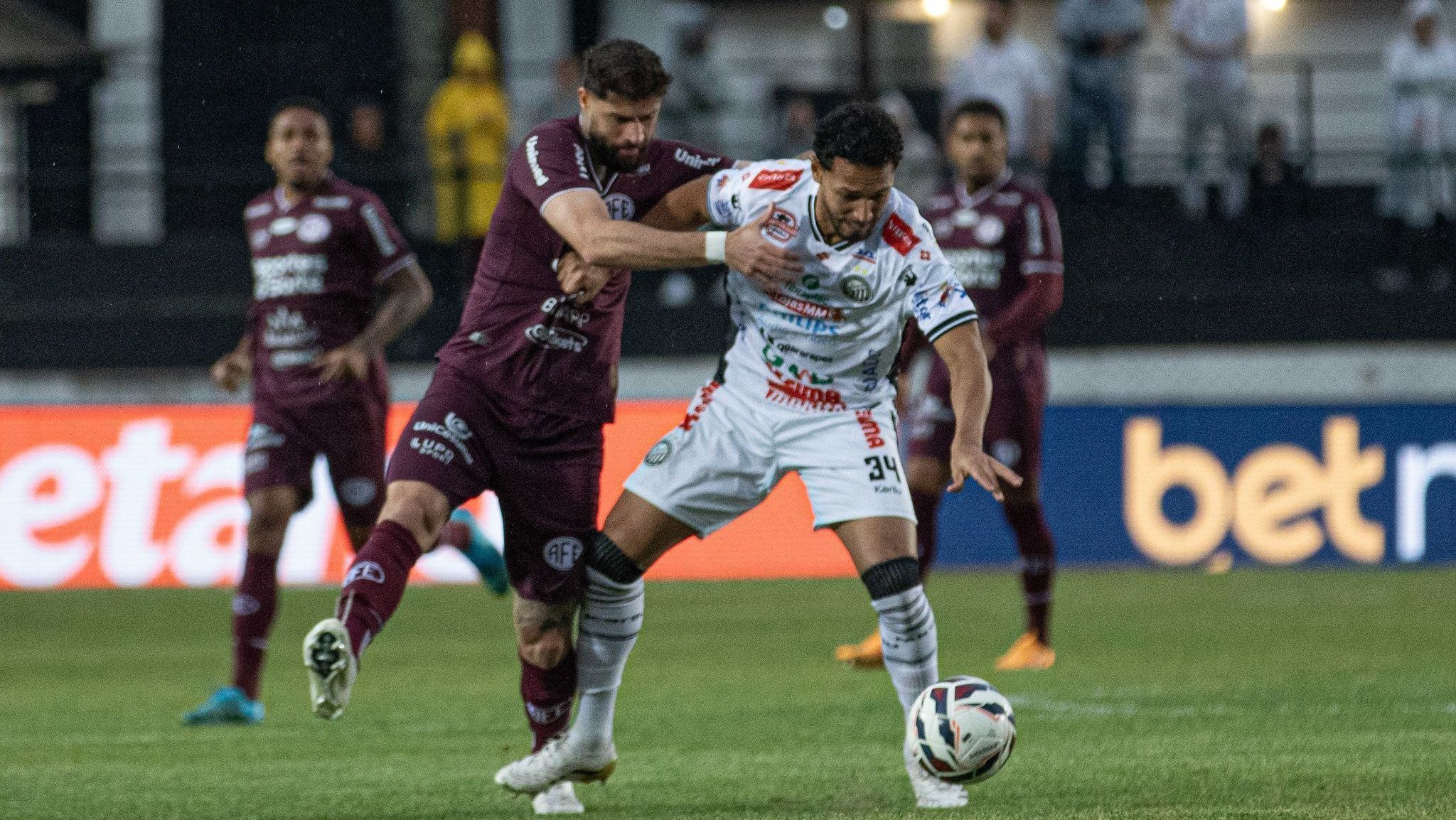 Ferroviária (de camisa grená) em duelo contra o Operário-PR, válido pela 38ª rodada da Série B