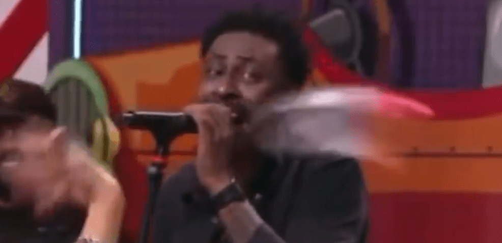 Vocalista do grupo Pixote observa assustado copo voando em "A Fazenda" • Reprodução/Record