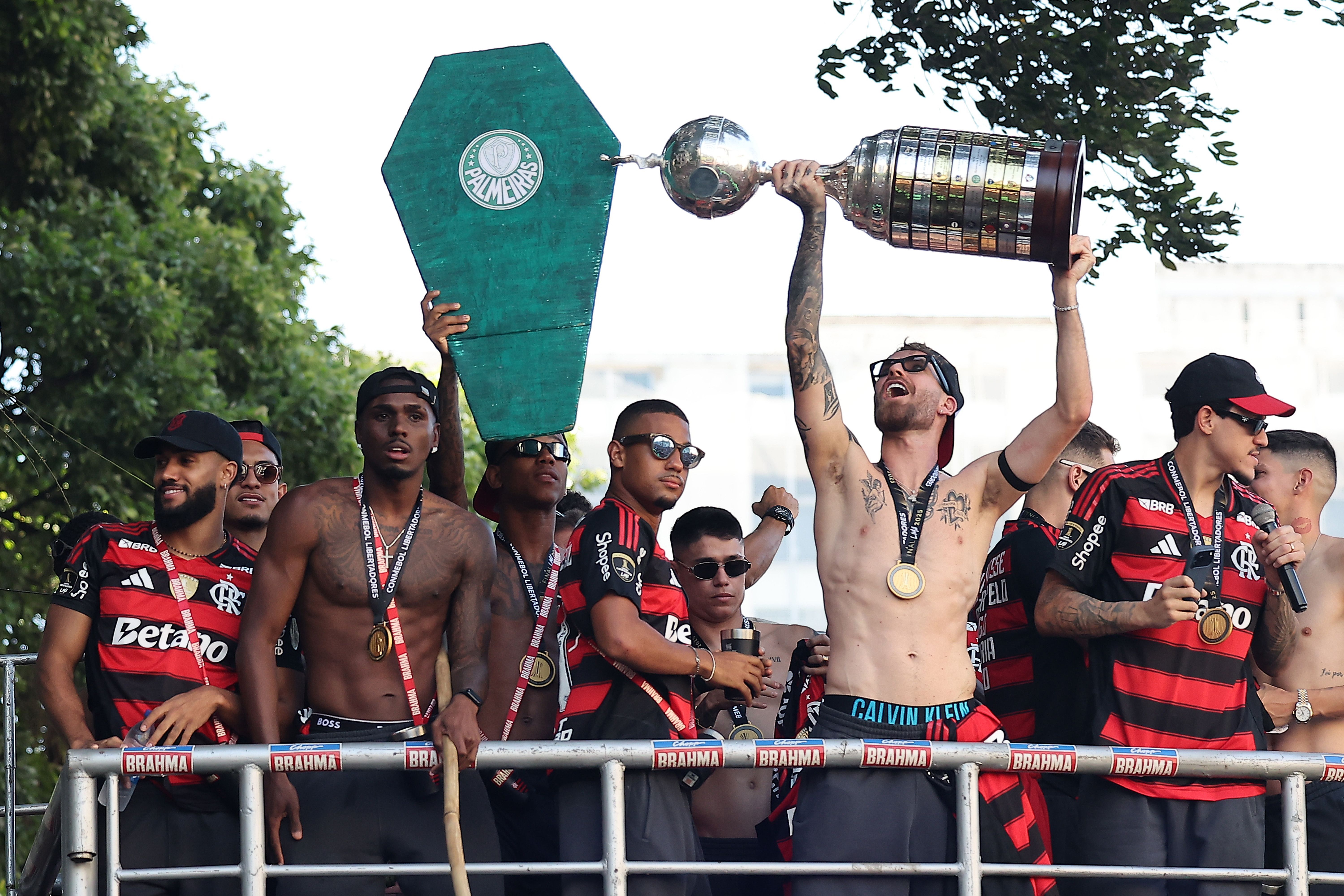 Jogadores do Flamengo celebram o título da Libertadores em carro aberto o lado da torcida nas ruas do Rio
