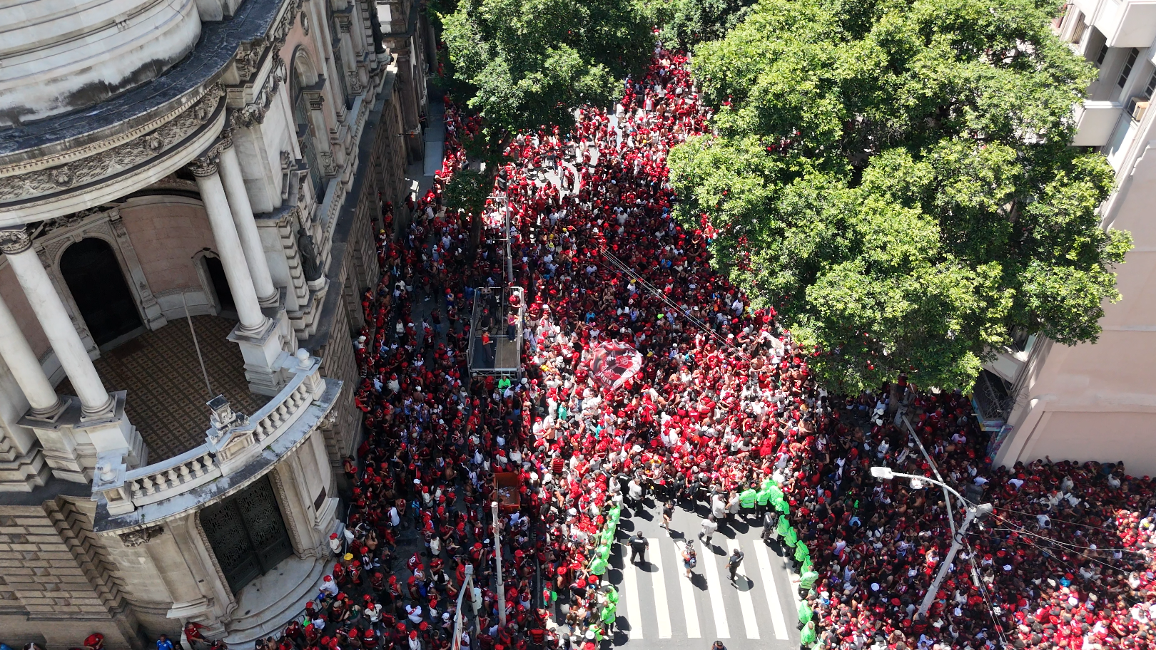 Torcida do Flamengo faz festa no centro do Rio para recepcionar campeões da Libertadores