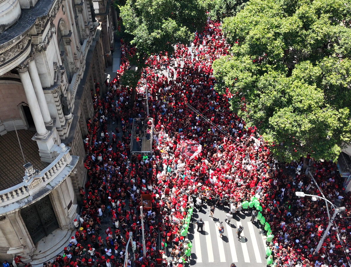 É FESTA: Tetracampeão, Flamengo retorna ao Rio e mobiliza mais de 500 mil torcedores