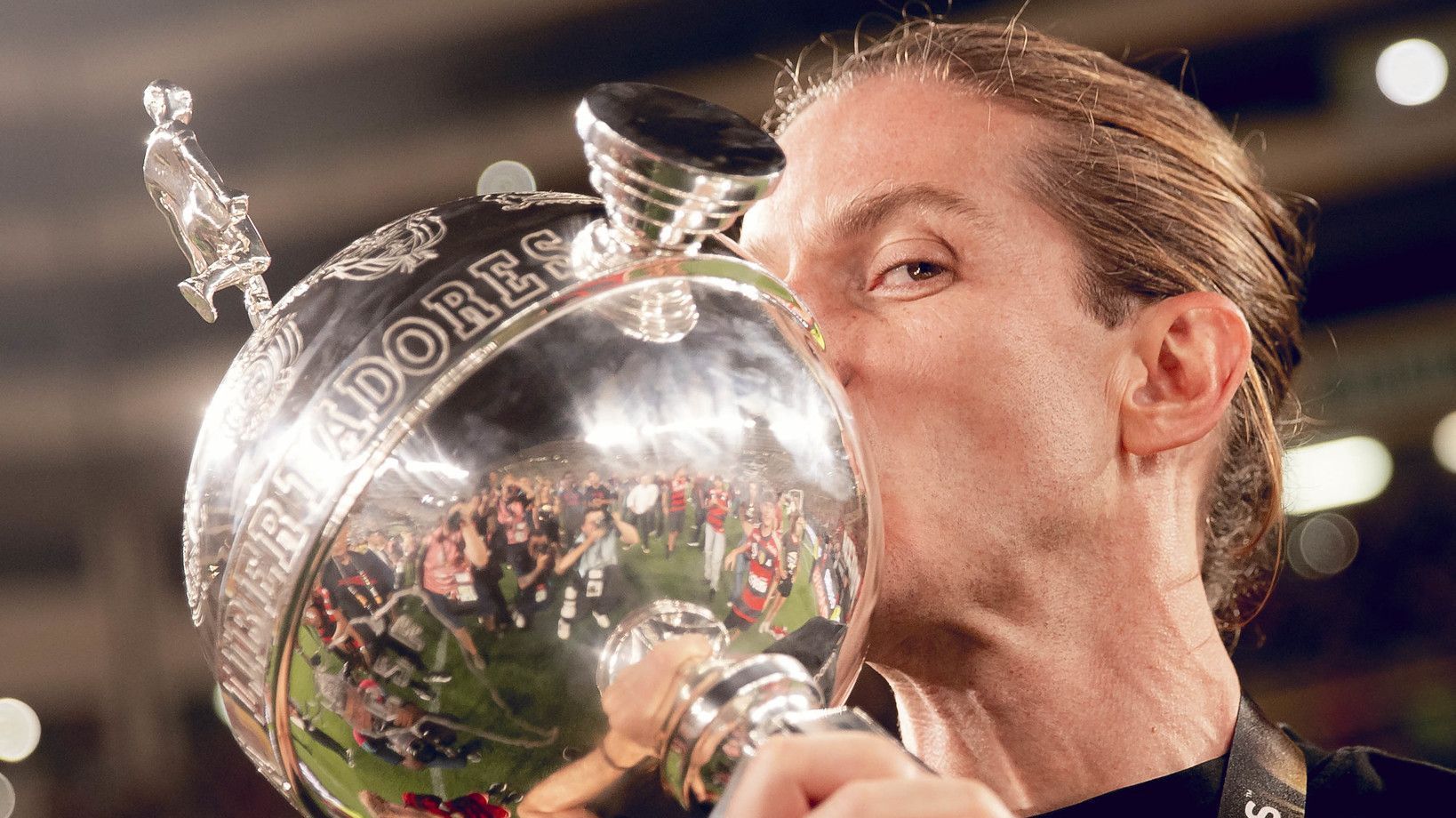 Filipe Luís, técnico do Flamengo, com a taça da Libertadores