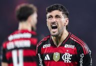 Flamengo vence Bragantino, descola do Palmeiras e vê título mais próximo