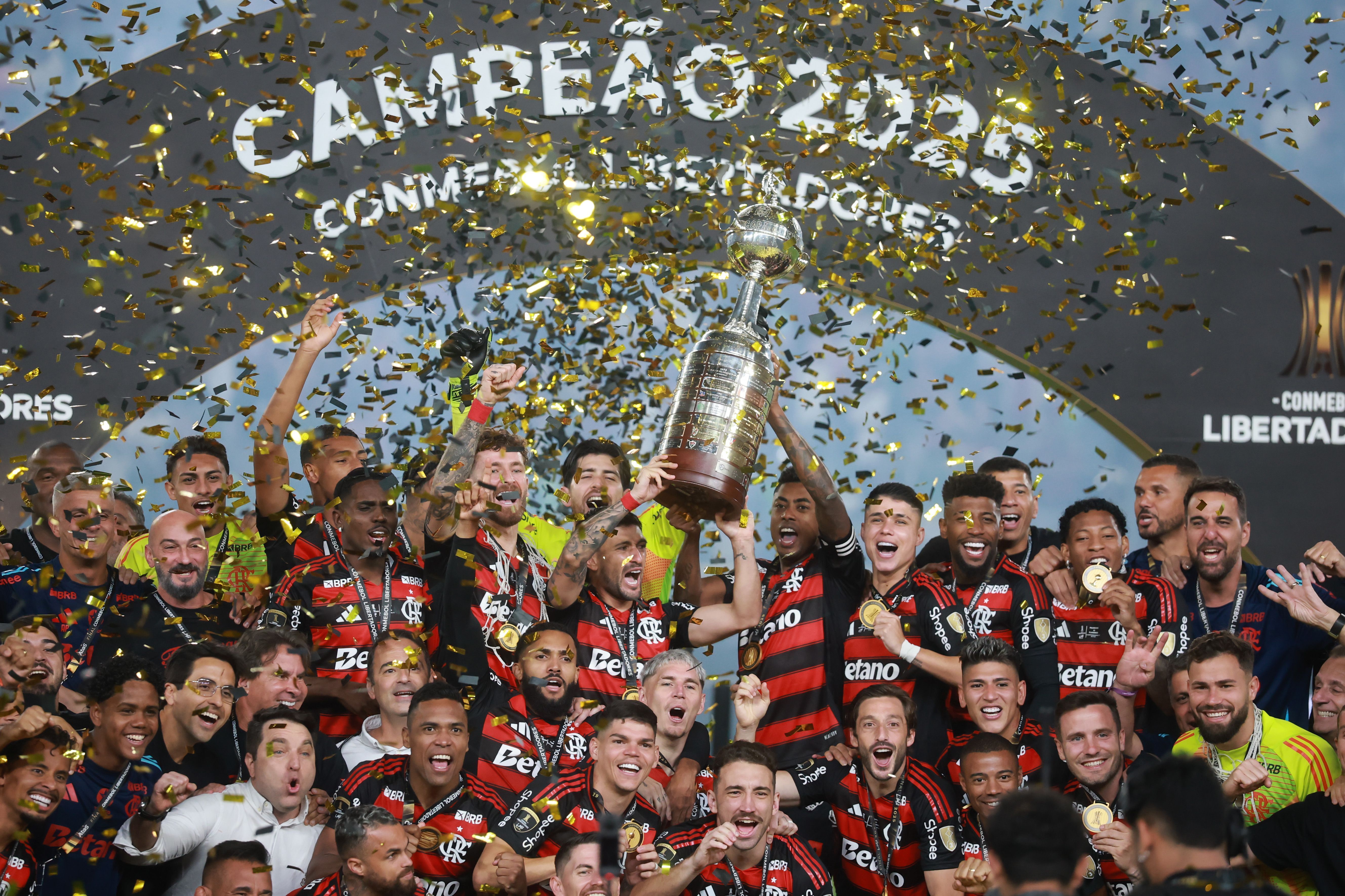 Elenco do Flamengo levanta a taça da Libertadores 2025