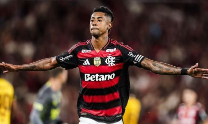 Noite de Bruno Henrique e gol à la Zico: Flamengo bate Sport e dorme em 1º