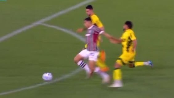 Lance polêmico do início da partida entre Fluminense e Mirassol, pelo Brasileirão