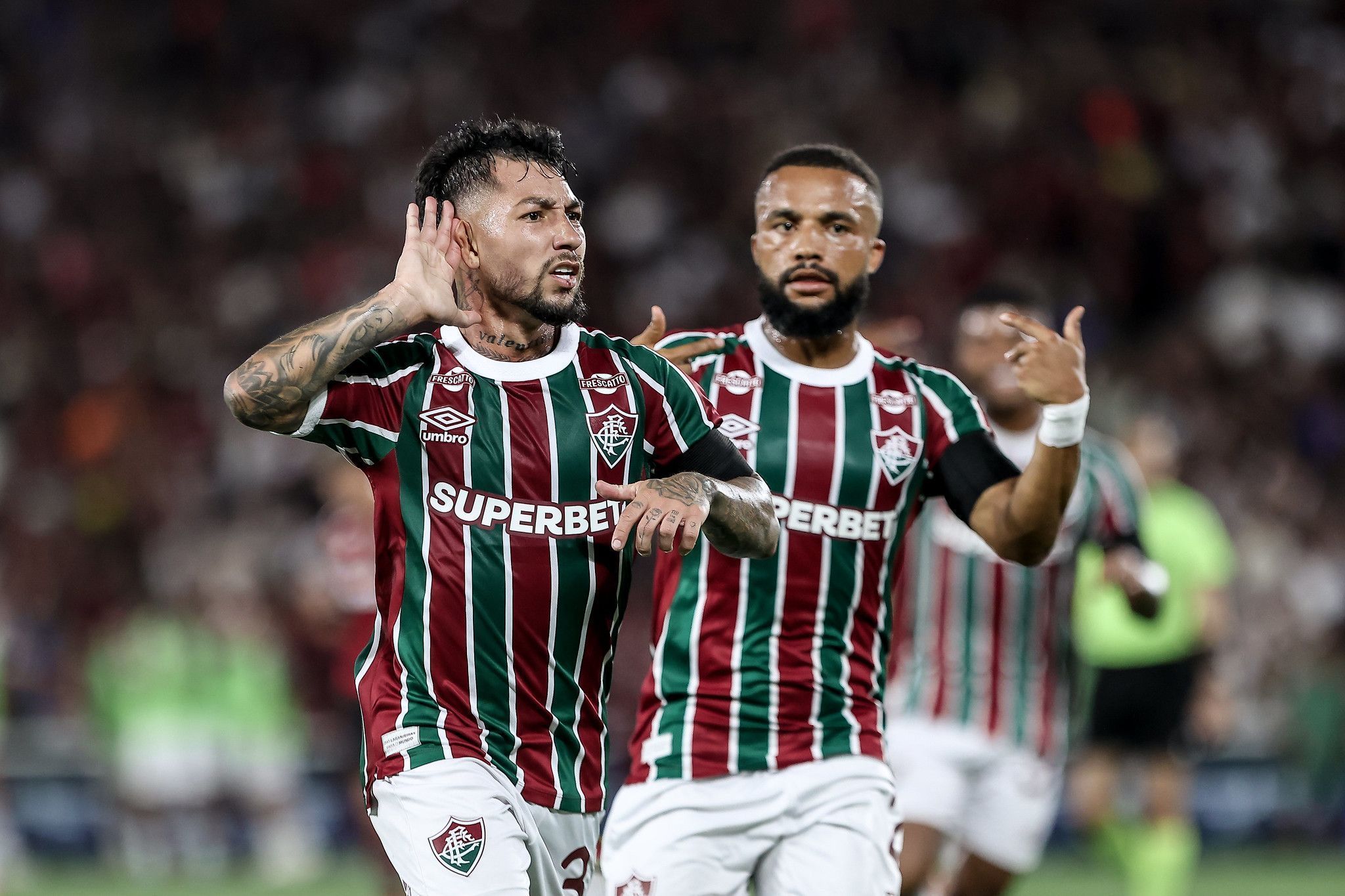 Lucho Acosta comemora o golaço no clássico entre Fluminense e Flamengo