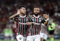 Fluminense vence Flamengo em clássico marcado por golaço e falha bizarra