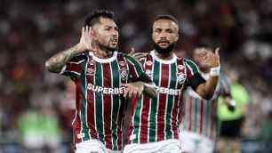 Fluminense vence Flamengo em clássico marcado por golaço e falha bizarra