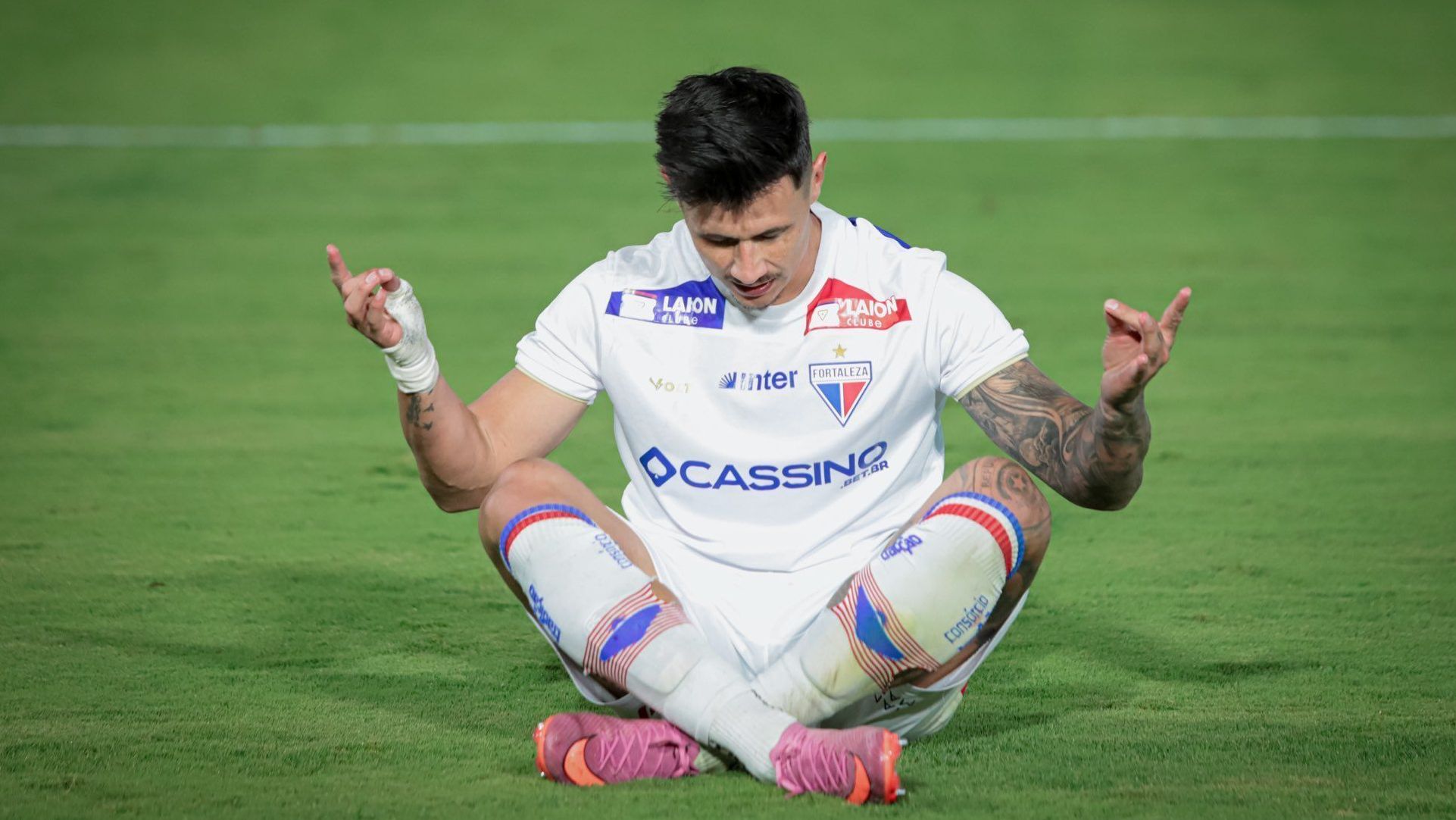 Adam Bareiro, jogador do Fortaleza, comemorando seu gol diante do Red Bull Bragantino, em partida válida pela 36ª rodada do Brasileirão