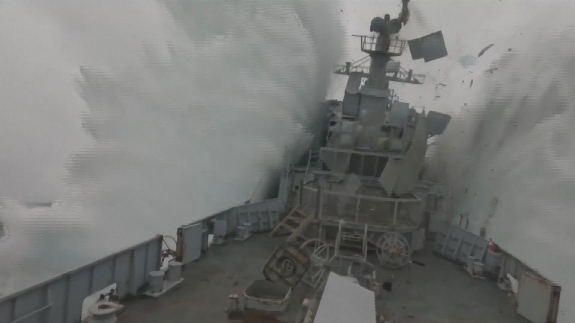 Imagens da Otan mostram uma fragata desativada afundando após ser atingida por um torpedo disparado por um submarino da aliança militar durante um exercício