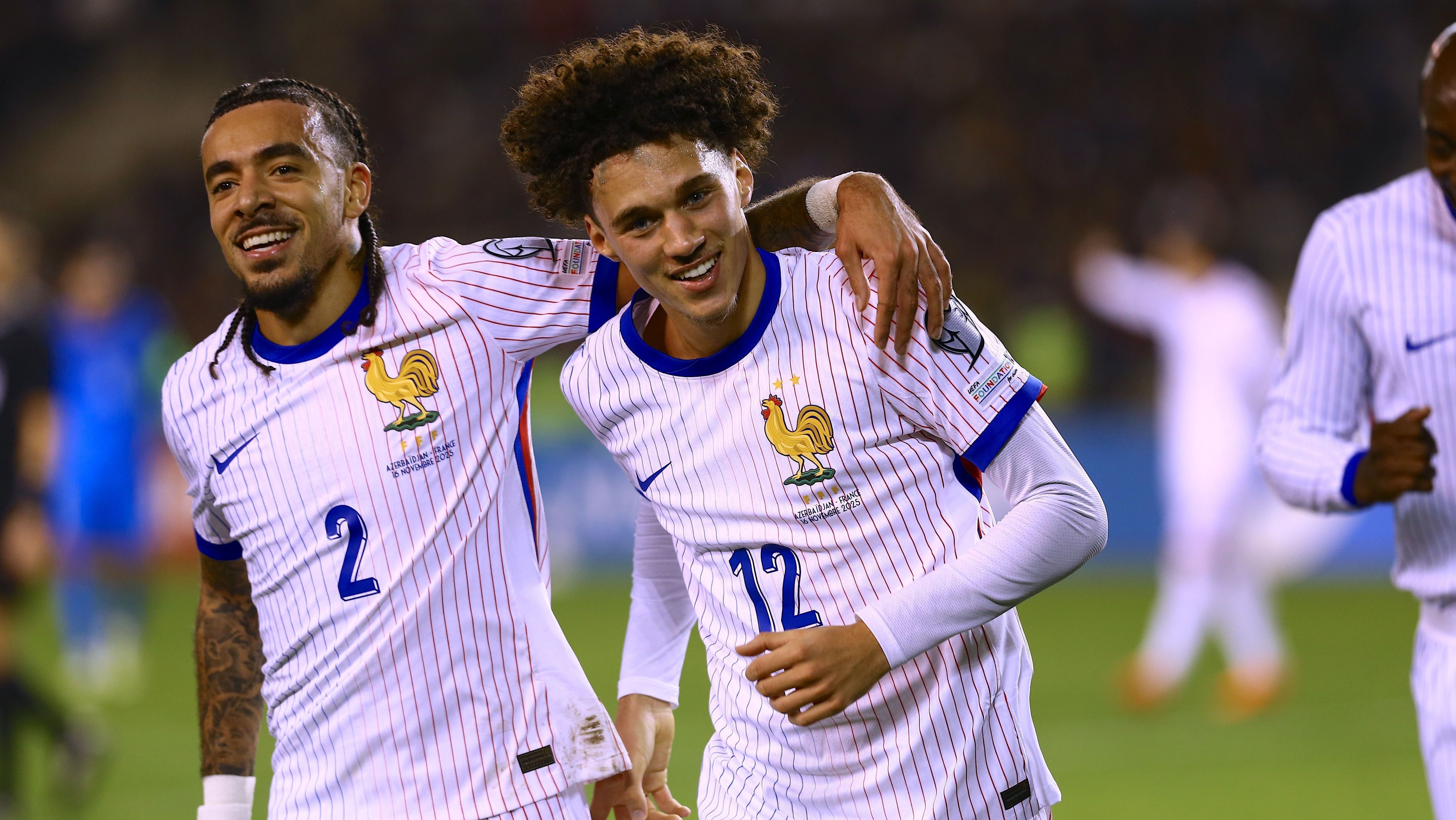 Malo Gusto e Maghnes Akliouche celebrando um dos gols marcados sobre o Azerbaijão, pelas Eliminatórias da Europa à Copa do Mundo de 2026