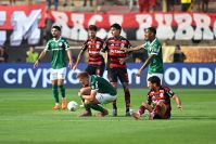 Palmeiras x Flamengo: como ficou perna de Bruno Fuchs após falta de Pulgar