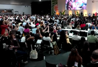 Aplaudida de pé, Marina Silva se emociona em plenária no fim da COP30