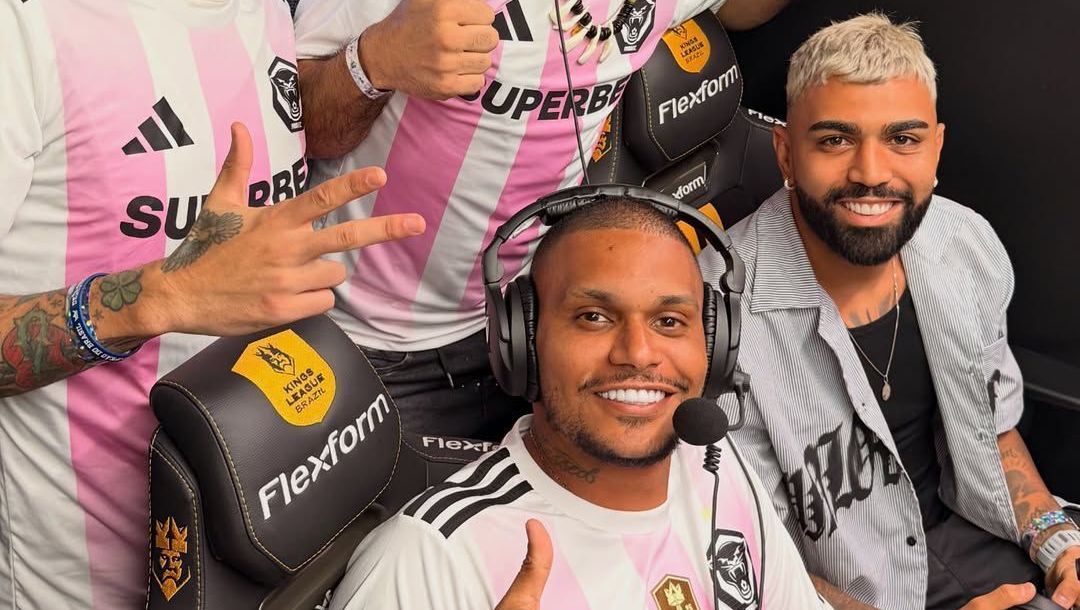 Gabigol (à direita) ao lado de Cris Guedes (à esquerda), presidente da Furia FC, em jogo da Kings League Brasil