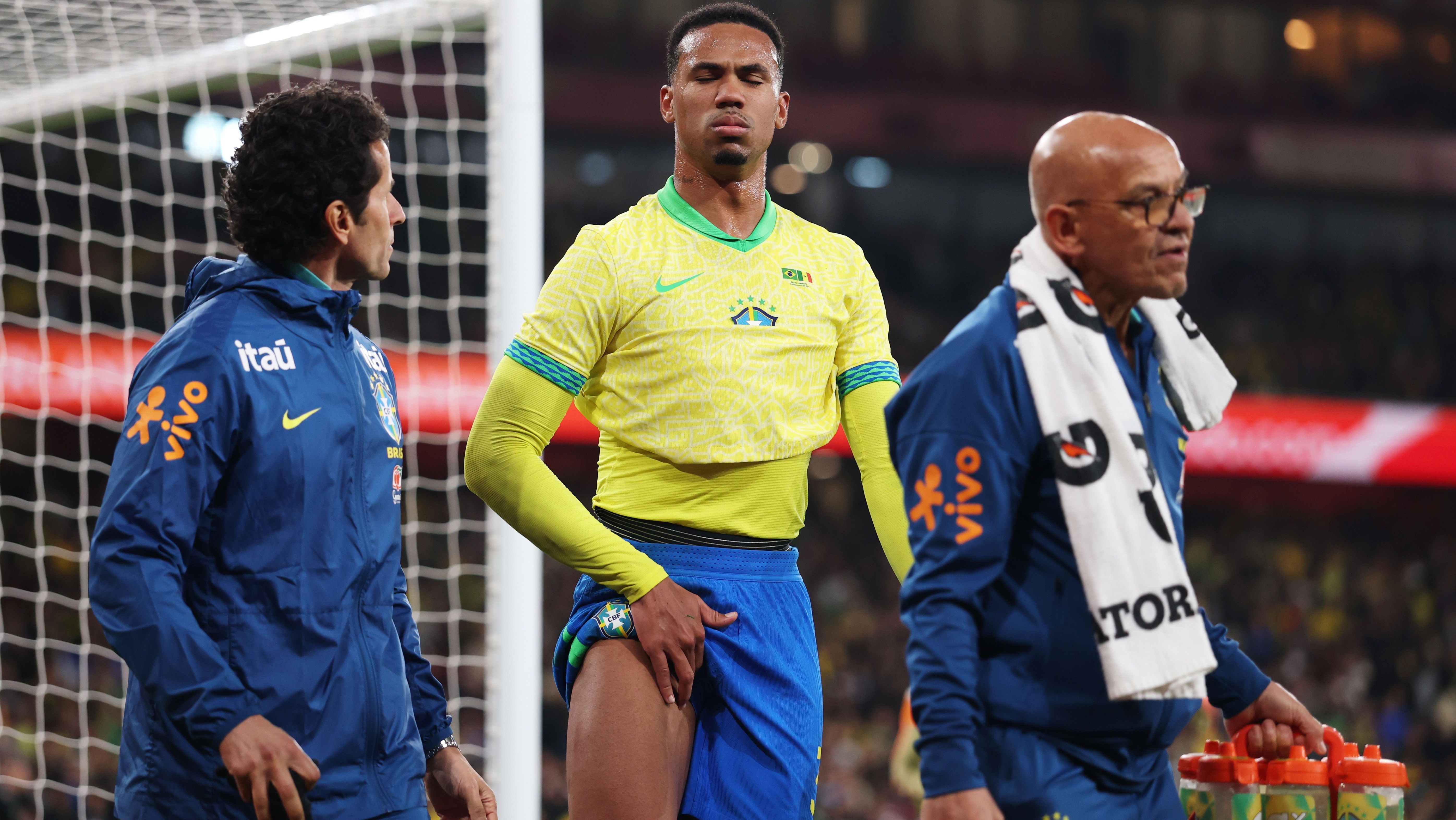 Gabriel Magalhães deixa o campo lesionado em Brasil 2 x 0 Senegal